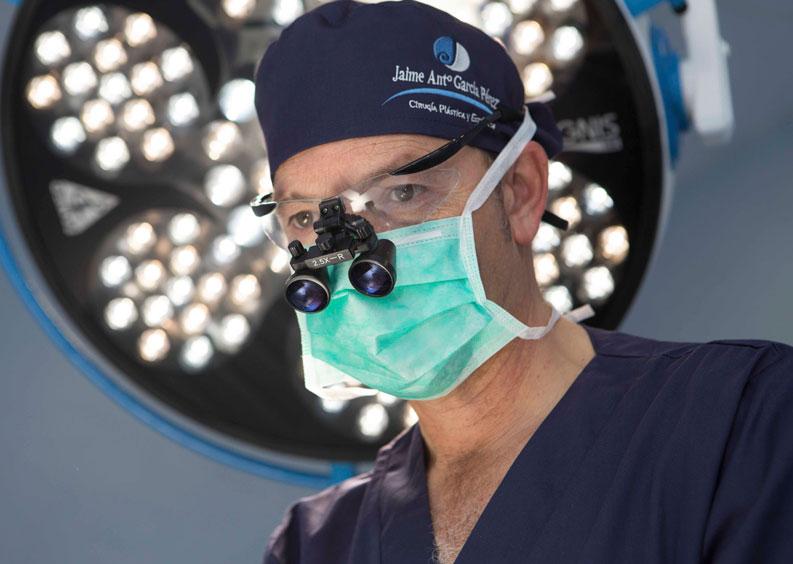 Doctor Jaime Garc&iacute;a P&eacute;rez interviniendo