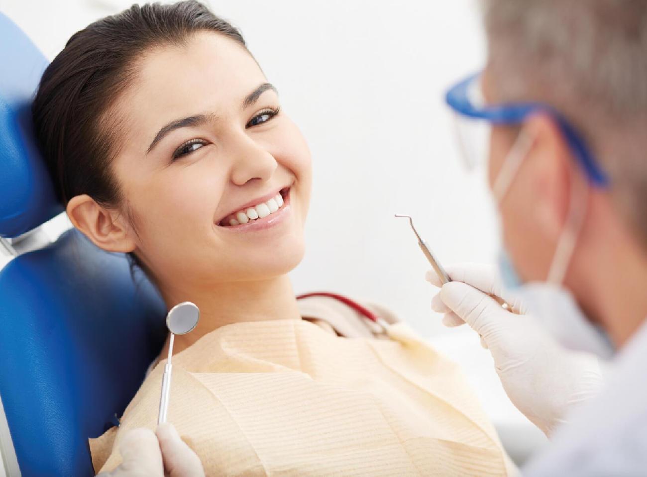 Mujer en dentista